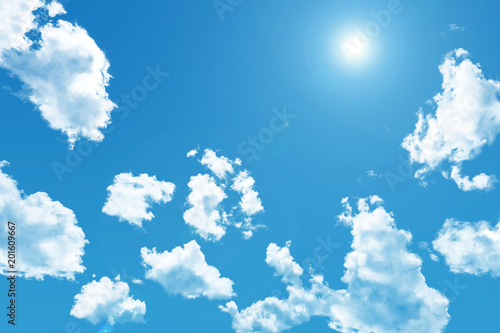 日差しが強い夏の青空と透ける白い雲