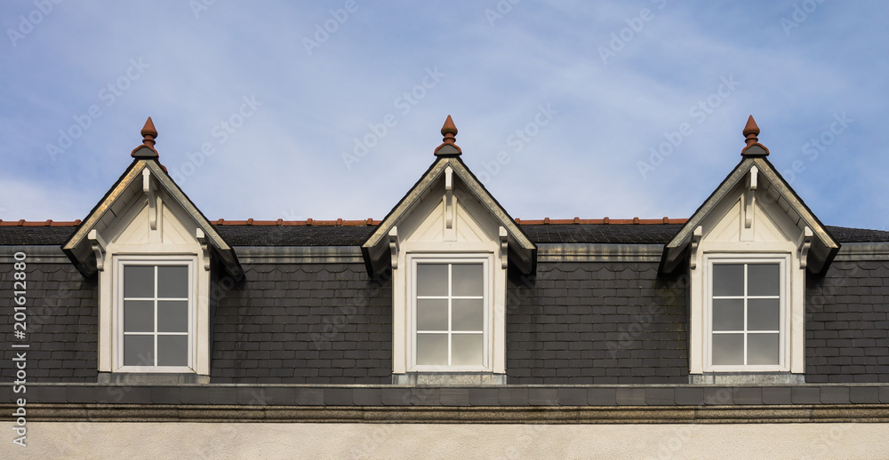Modernisierte Dachgauben mit weißen Fenstern aus PVC und Schieferdach - Modernised dormers with white PVC windows Modernisierte Dachgauben mit weißen Fenstern aus PVC und Schieferdach - Modernised dormers with white PVC windows