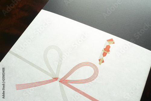 贈り物・のし紙・木製テーブル - Japanese style giftwrapping - noshi paper - on wooden table