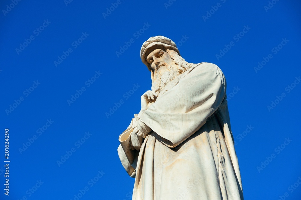 Fototapeta premium Monument to Leonardo Da Vinci