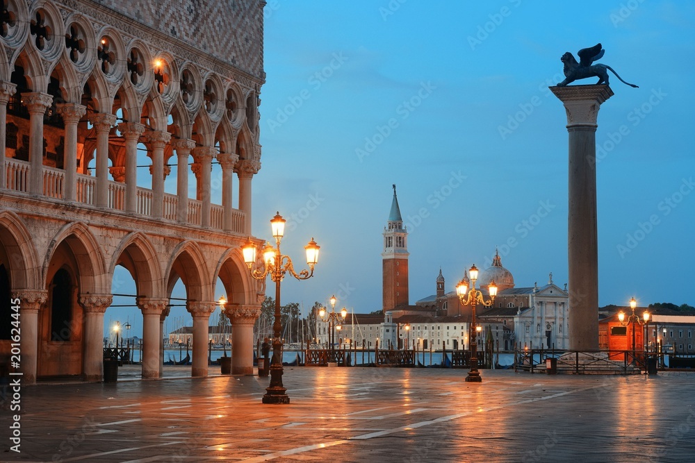 Fototapeta premium Plac Świętego Marka w Wenecji w nocy