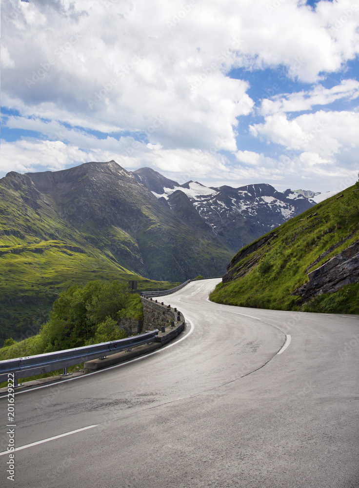 Naklejka premium Grossglockner alpen road