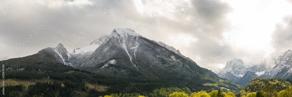 Berg Hochkalter mit Schnee im Frühling - Alpen Panorama Berg Hochkalter mit Schnee im Frühling - Alpen Panorama