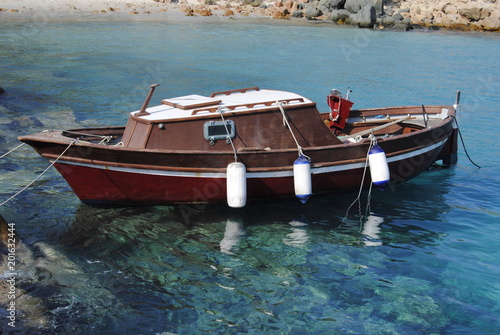 Barca amarrada en una cala de la ISla de CErdeña, Costa Esmeralda, Italia