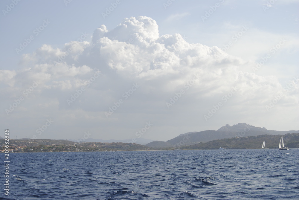 Bahía, cala, de agua tuquesa, transparente, en Cerdeña, Sardignia, Italia Bahía, cala, de agua tuquesa, transparente, en Cerdeña, Sardignia, Italia