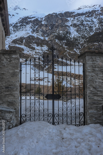 Auvergne-Rhône-Alpes - Savoie - Lanslevillard - Portail en fer forgé, extérieur Eglise Saint-Michel