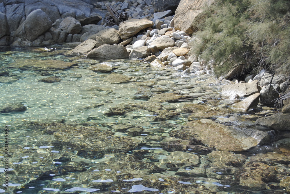 Bahía, cala, de agua tuquesa, transparente, en Cerdeña, Sardignia, Italia Bahía, cala, de agua tuquesa, transparente, en Cerdeña, Sardignia, Italia