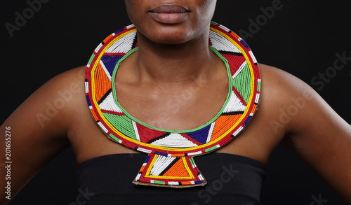 jeune femme africaine portant un collier massai photo