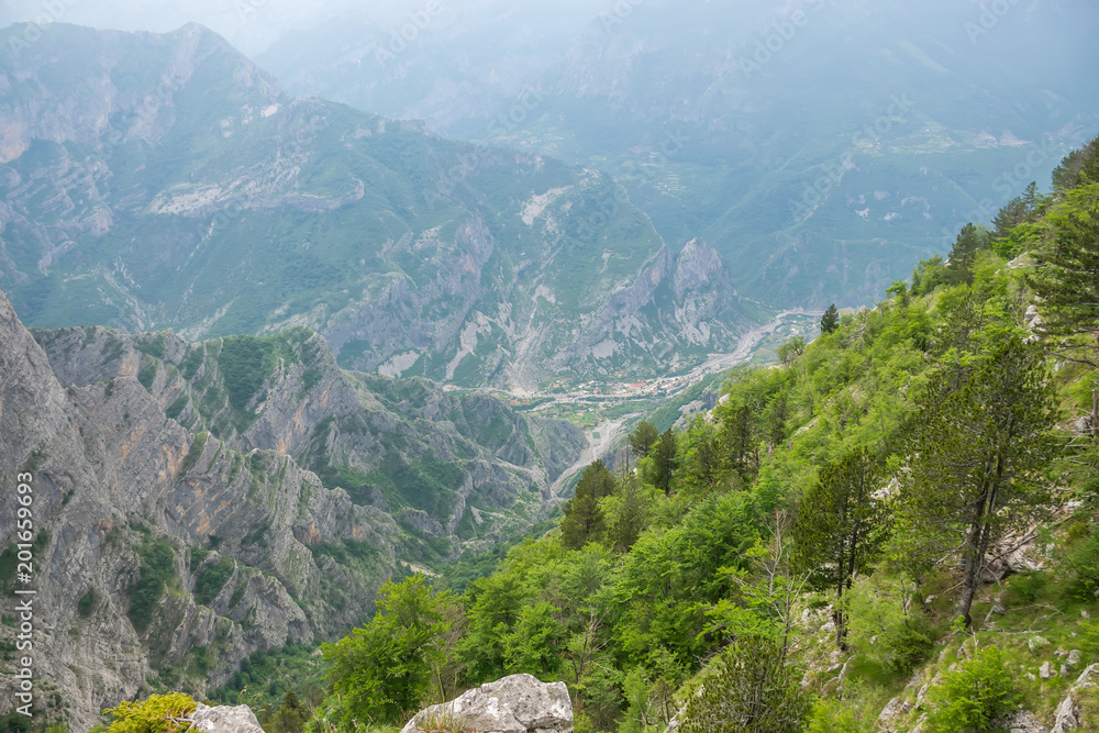 Obraz premium A small village is at the bottom of a deep canyon