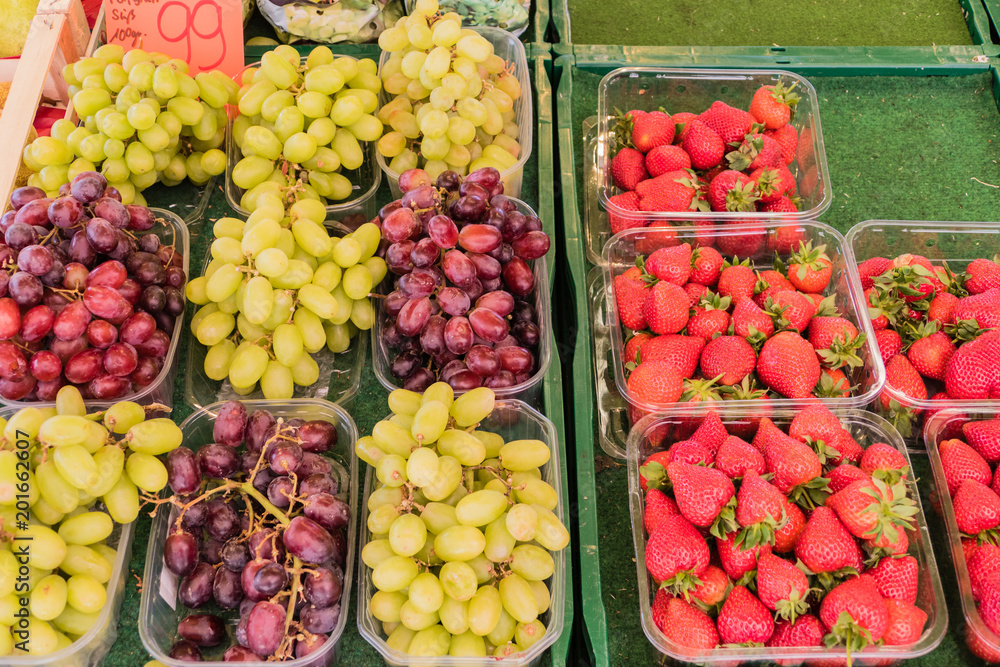 Trauben und Erdbeeren Marktstand