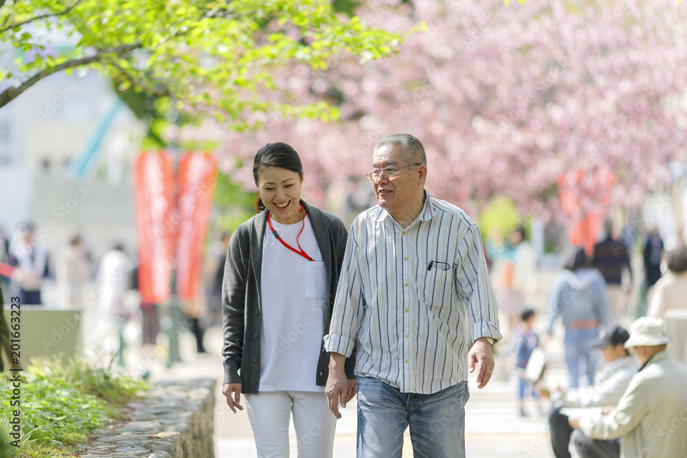 Naklejka premium 中高年男性と介護