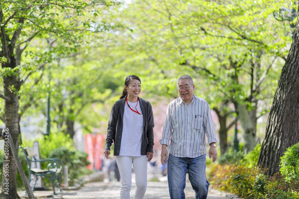 中高年男性と介護