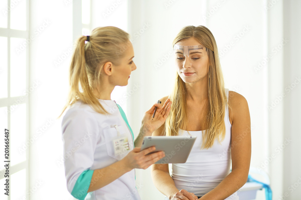 Permanent Makeup For Eyebrows. Beautiful Woman With Thick Brows In Beauty Salon. Beautician Doing Eyebrow Tattooing For Female Face. Beauty Procedure Permanent Makeup For Eyebrows. Beautiful Woman With Thick Brows In Beauty Salon. Beautician Doing Eyebrow Tattooing For Female Face. Beauty Procedure