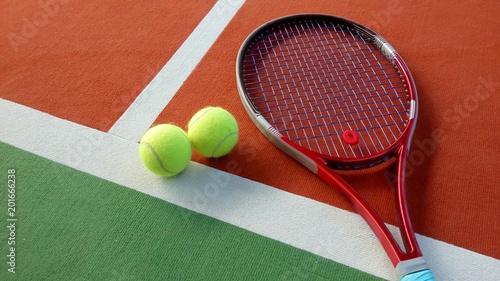 Tennisschläger mit Tennisbällen auf einem Indoor Tennisplatz © pattilabelle