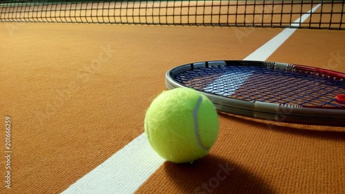 Tennisschläger mit Tennisball auf einem Indoor Tennisplatz © pattilabelle