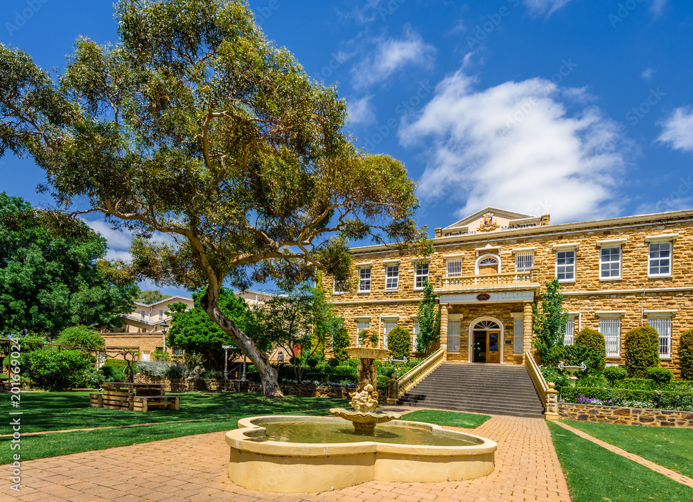 Fototapeta premium Cudowny wiosenny widok na stary budynek winnicy położony w winnej dolinie wielkiej drogi oceanicznej ze złotą studnią, Barossa Valley, Chateau Yaldara, South / Australia - 10 19 2017