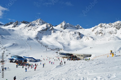 Wintersportort und Skigebiet Stubaier Gletscher im  Tirol. Station Gamsgarten mit Skilift Eisgrat und Rotadl. Die Berge Stubaier Wildspitze und die Schaufelspitze im Schnee, Winter.   