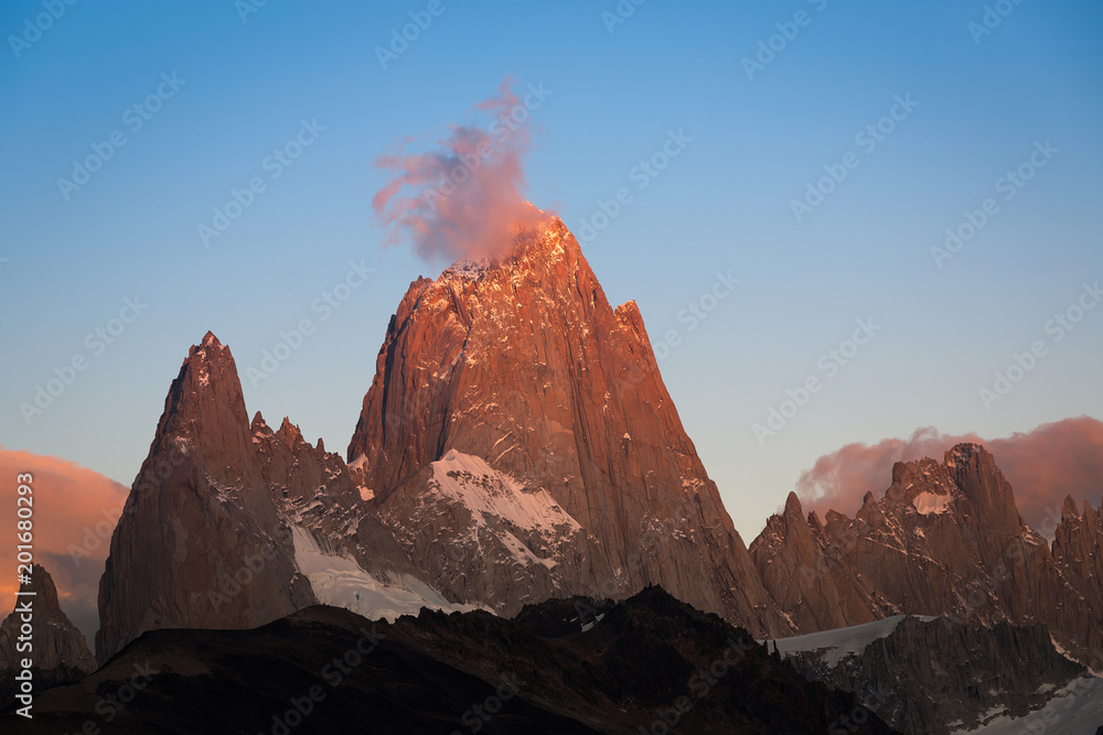Φωτογραφία Colourful morning sunrise touch the top of Mount Fitz Roy, a mountain in Patagonia, on the border between Argentina and Chile