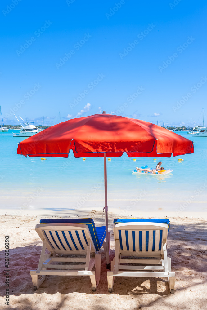 Fototapeta premium parasol sur plage des vacances tropicales, île Maurice