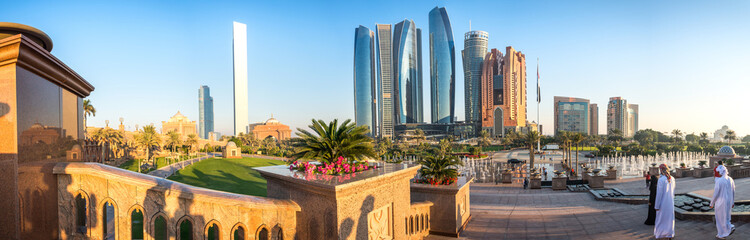 Fotobehang Abu Dhabi Panorama Abu Dhabi skyline avondzon  © Bojan