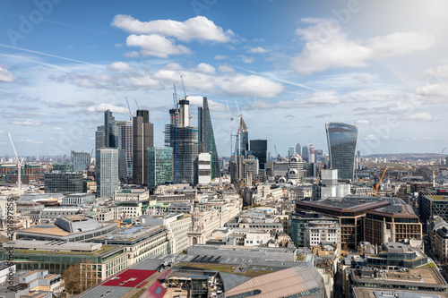 Panorama der City von London  Finanzzentrum und B  rsensitz  an einem sonnigen Tag