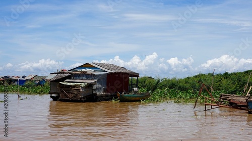 Pfahlhäuser und Boote am Tonle Sap See in Kambodscha