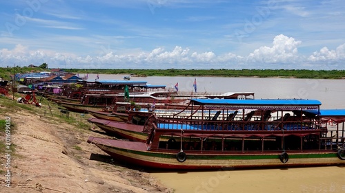 Wallpaper Mural Pfahlhäuser und Boote am Tonle Sap See in Kambodscha Torontodigital.ca