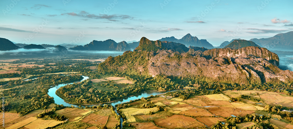 Fototapeta Widok z lotu ptaka ryżu pola w skaliste górskie doliny i rzeki