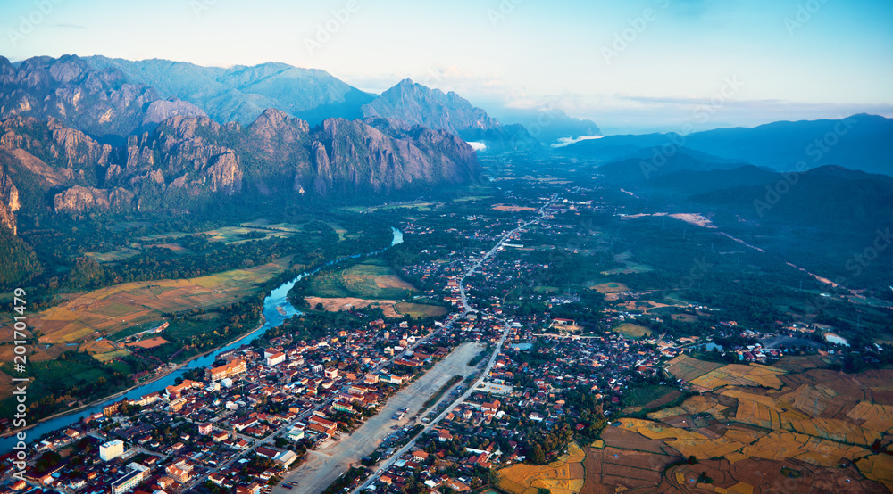 Fototapeta Widok z lotu ptaka miasteczko w skalistej górskiej dolinie i rzece