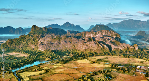 Fototapeta Widok z lotu ptaka miasteczko w skalistej górskiej dolinie i rzece