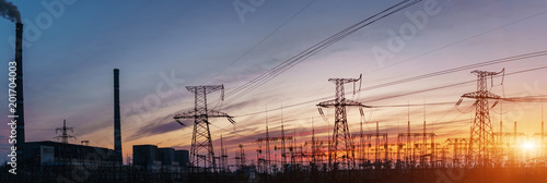 Valokuva Thermal power stations and power lines during sunset