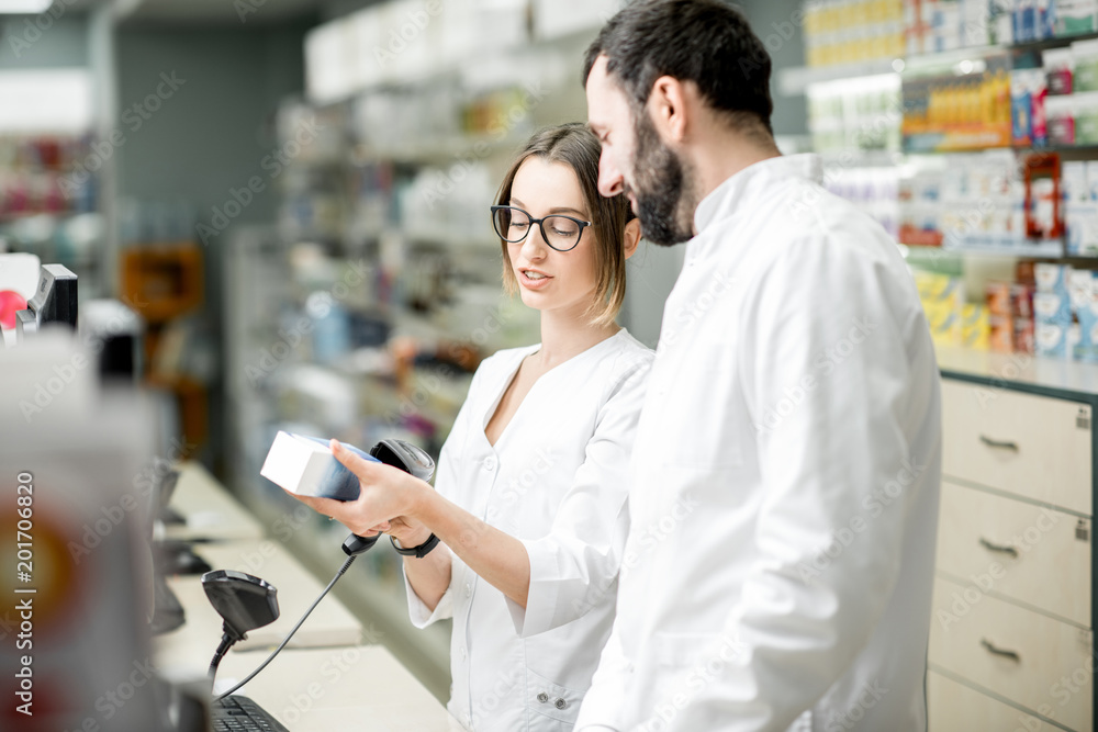 Obraz premium Pharmacists working in the pharmacy store