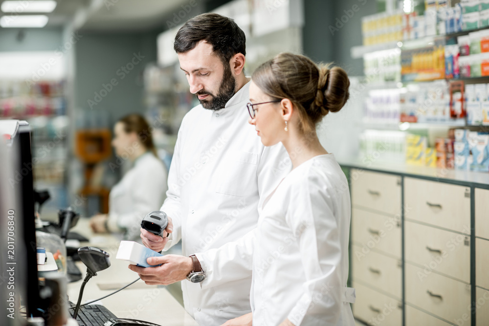 Obraz premium Pharmacists working in the pharmacy store