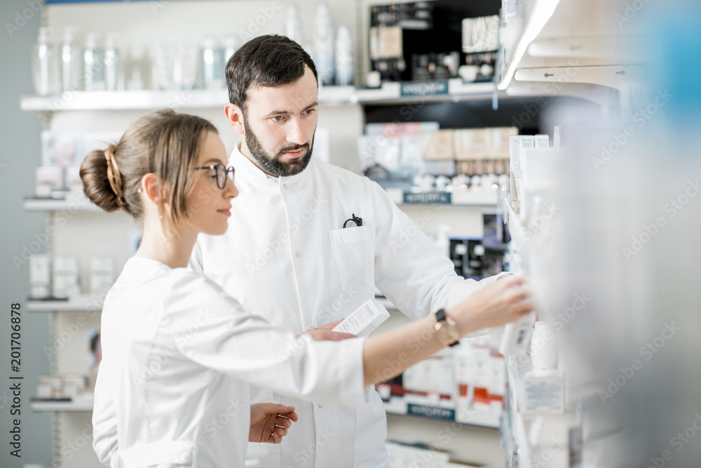 Obraz premium Pharmacists working in the pharmacy store