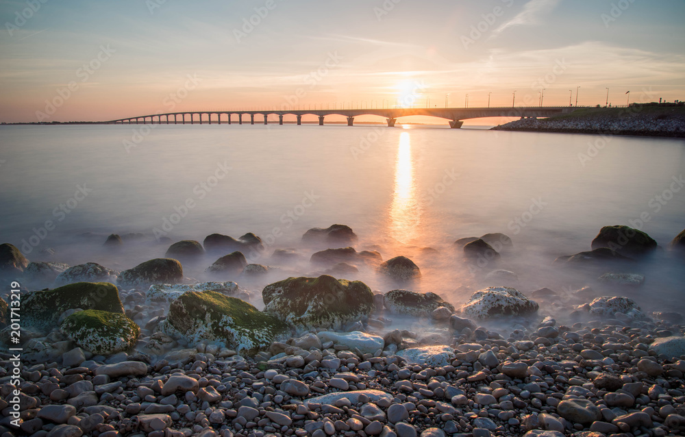 Fototapeta premium Coucher de soleil Pont de l'ile de Ré Charente Maritime France