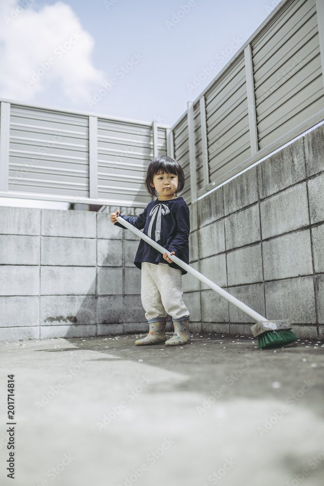掃除をする子供
