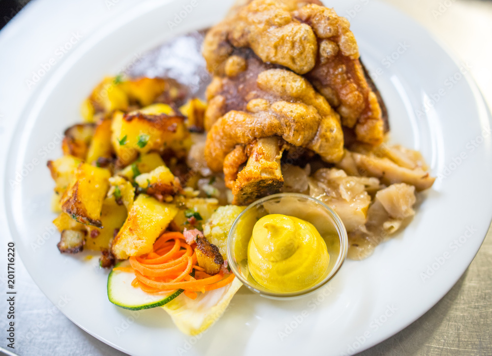 Schweinehaxe mit Bratkartoffeln und Senf Schweinehaxe mit Bratkartoffeln und Senf
