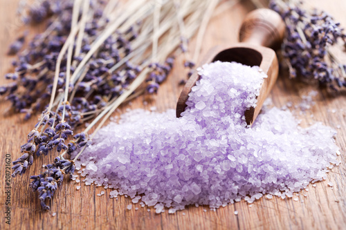 Bild auf Leinwand Lavender bath salt and dried flowers of lavender