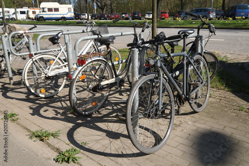 Überfüllte Fahrradständer