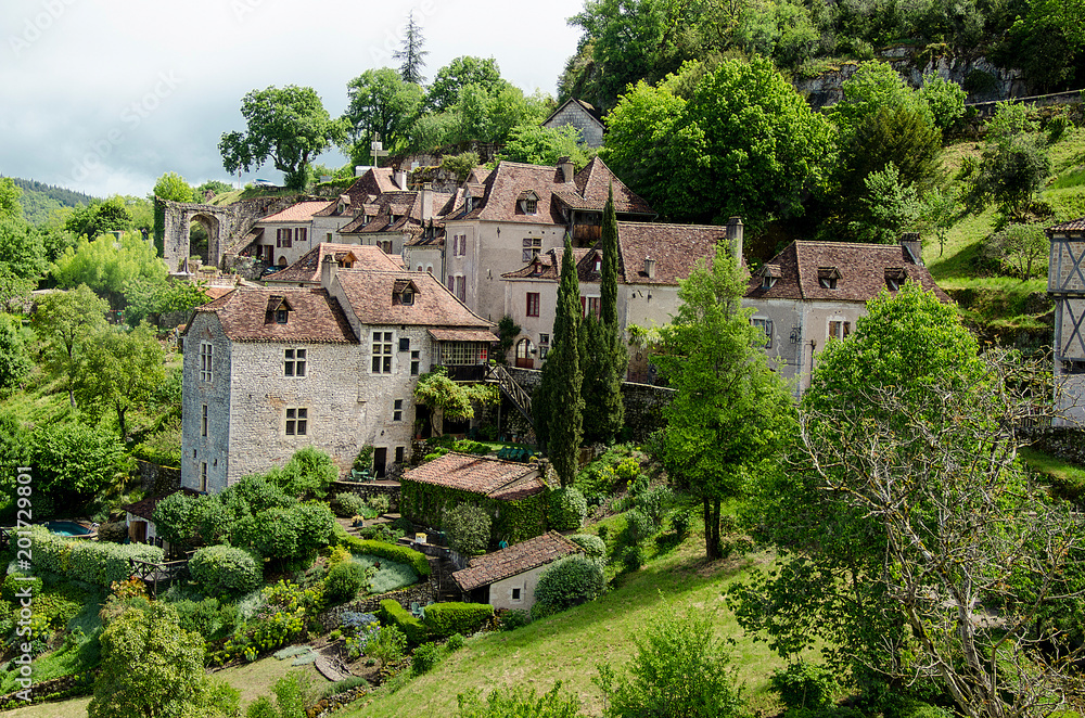 typical houses and nature in saint cirq lapopie france