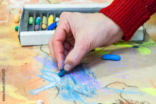 The child draws the crayons