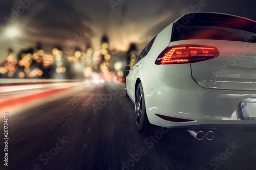 Obraz szybki samochód jedzie w kierunku miasta