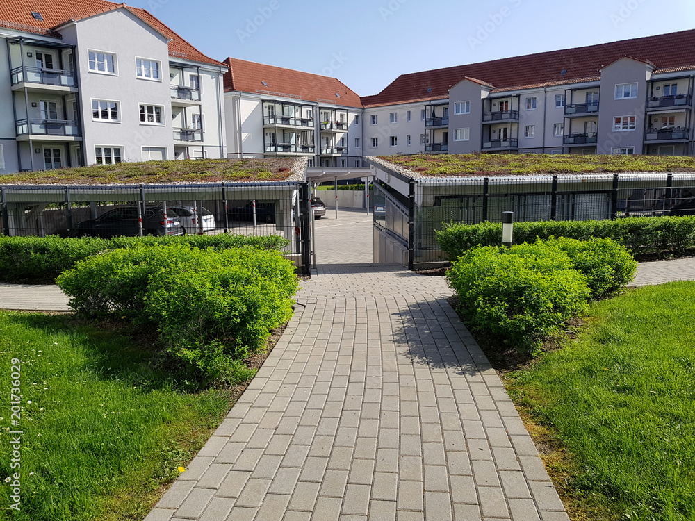 Obraz premium Carports für Autos mit grünem Dach