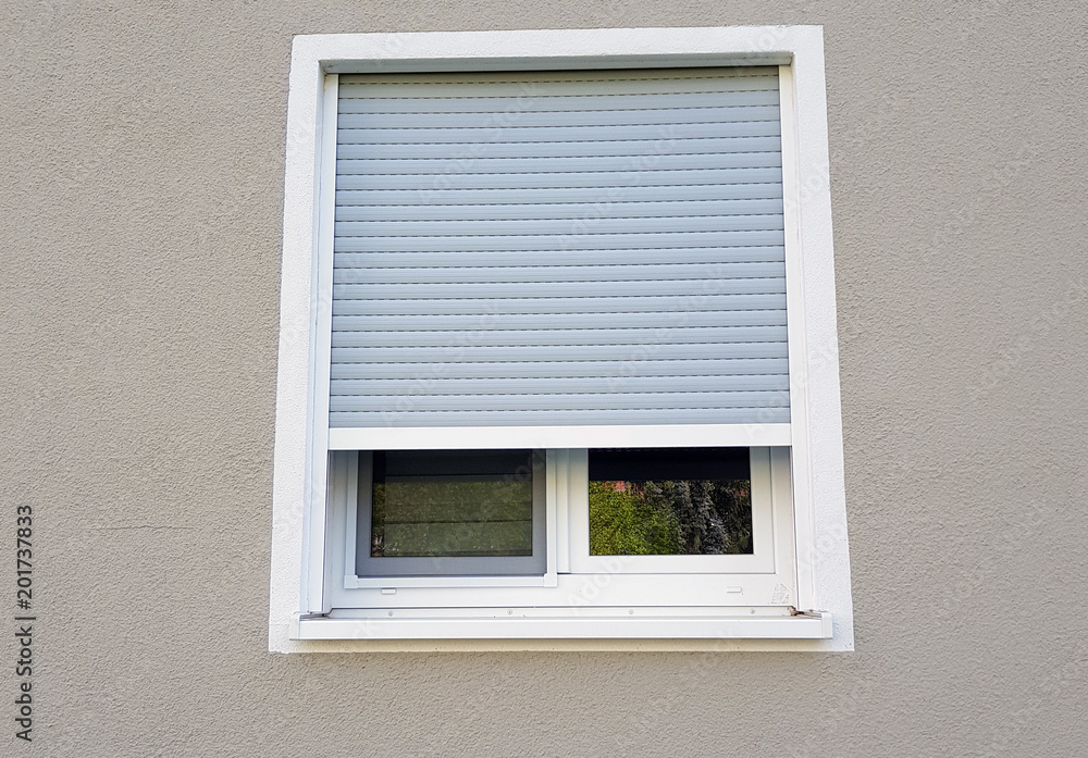 Jalousien vor dem Fenster für mehr Sicherheit