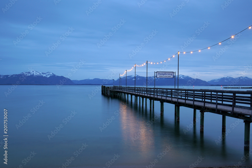 Obraz premium romantischer Steg mit Lichterkette