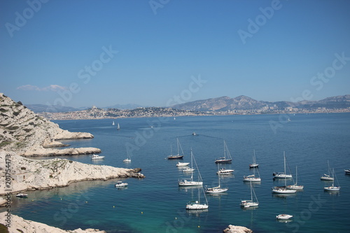 les calanques et les criques de l'île du Frioul avec la ville de Marseille en arrière plan