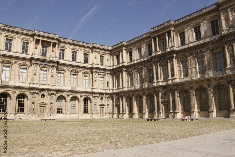 Cour carrée du Musée du Louvre à Paris