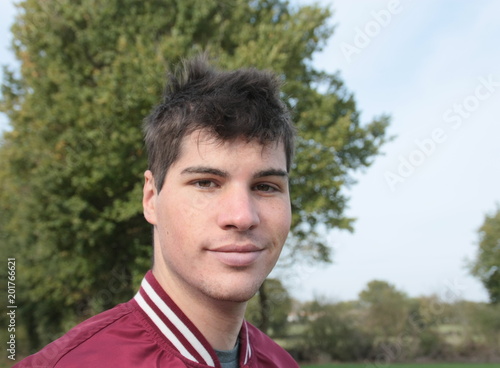 portrait ,jeune homme en extérieur photo