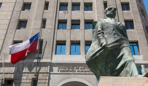 Cuadro en lienzo Monument to Chilean statesman and political figure