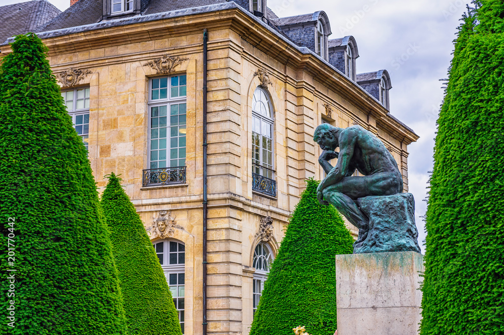Fototapeta premium Myśliciel (Myśliciel) 1880-1882 - rzeźba z brązu autorstwa Auguste Rodin, Paryż. Francja